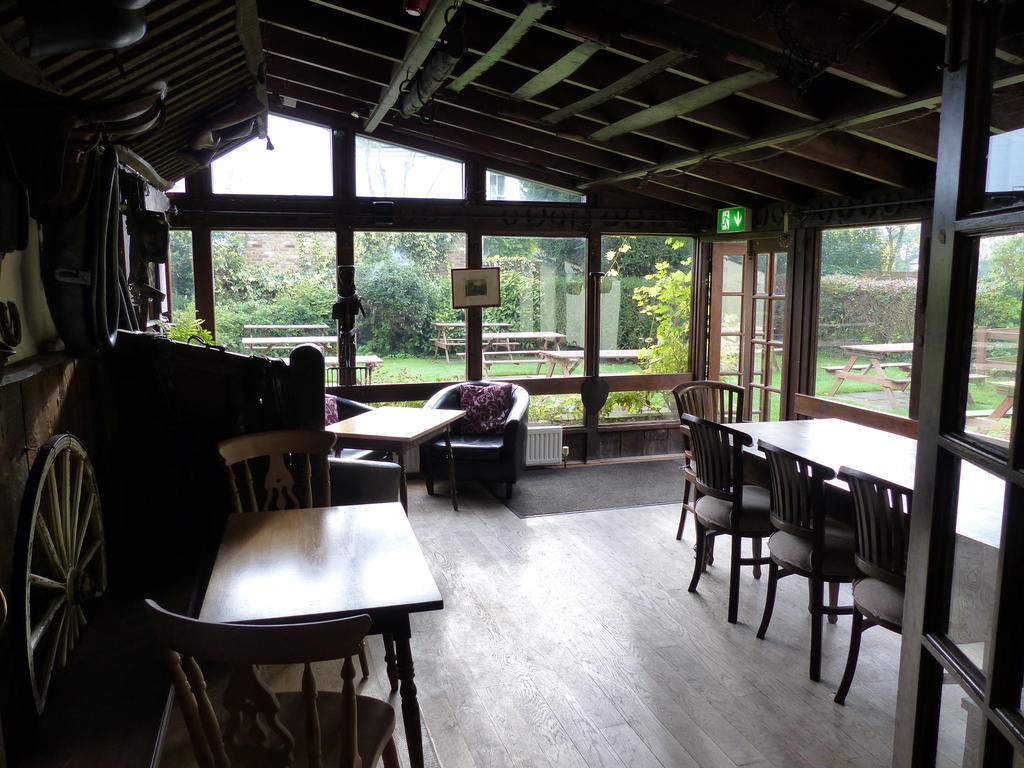 The Sun Inn Englefield Green Exterior foto